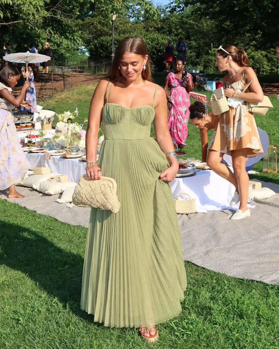 Olivia - Moderne Eleganz mit freiem Rücken