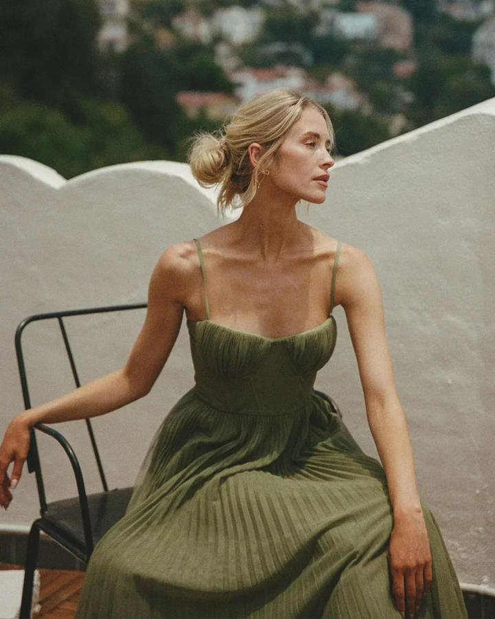 Olivia - Moderne Eleganz mit freiem Rücken