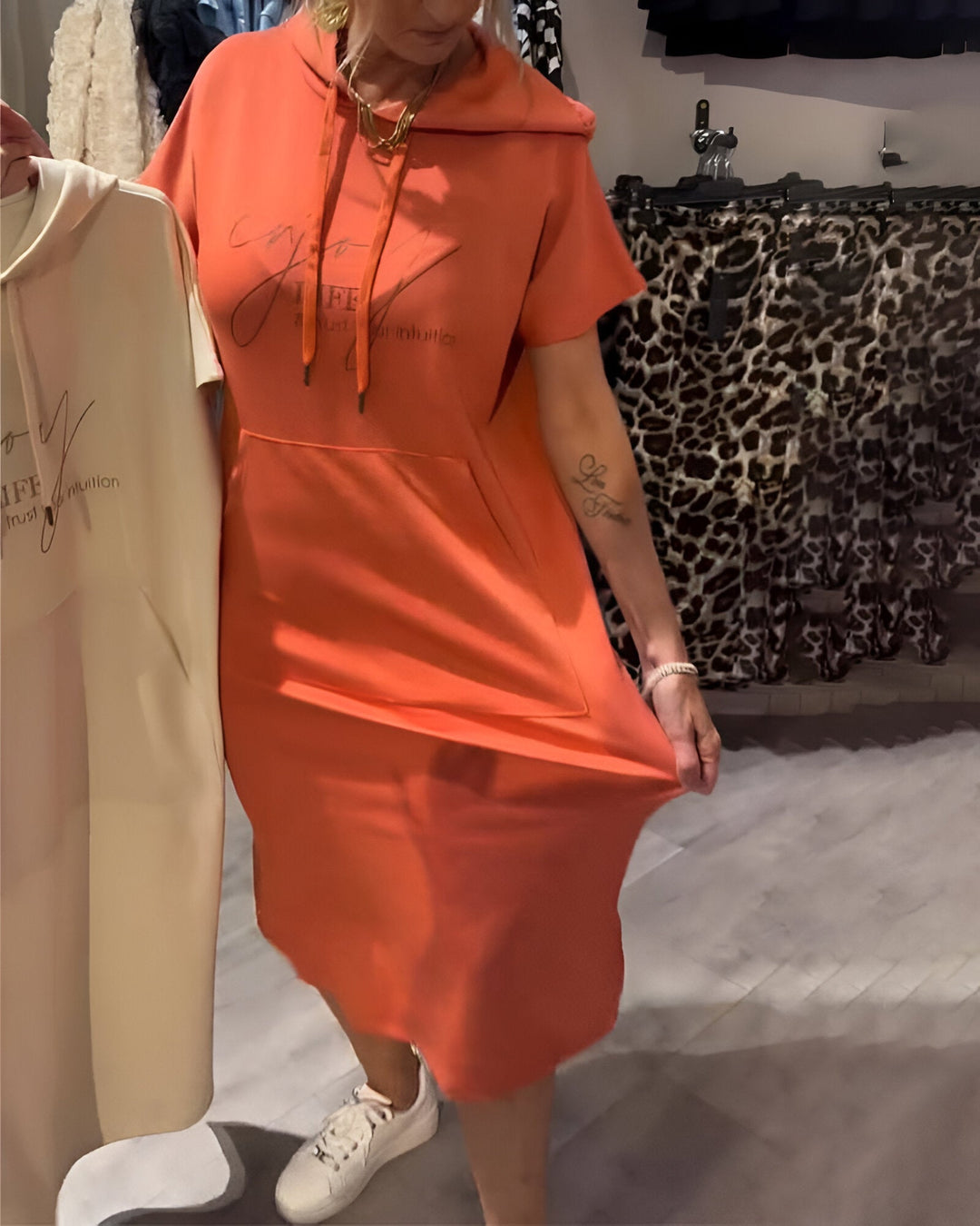 Klara - Lässiges Kleid mit Kapuze und femininer Passform
