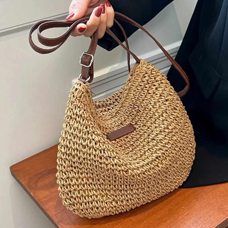 AMINA - Geflochtene Strohtasche mit verstellbarem Lederhenkel