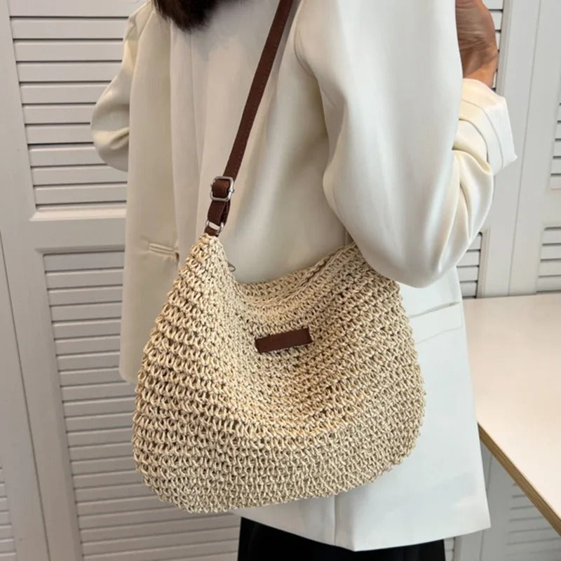 AMINA - Geflochtene Strohtasche mit verstellbarem Lederhenkel