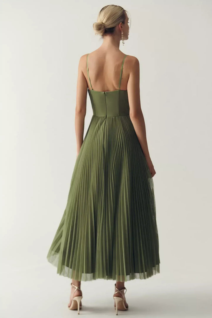 Olivia - Moderne Eleganz mit freiem Rücken