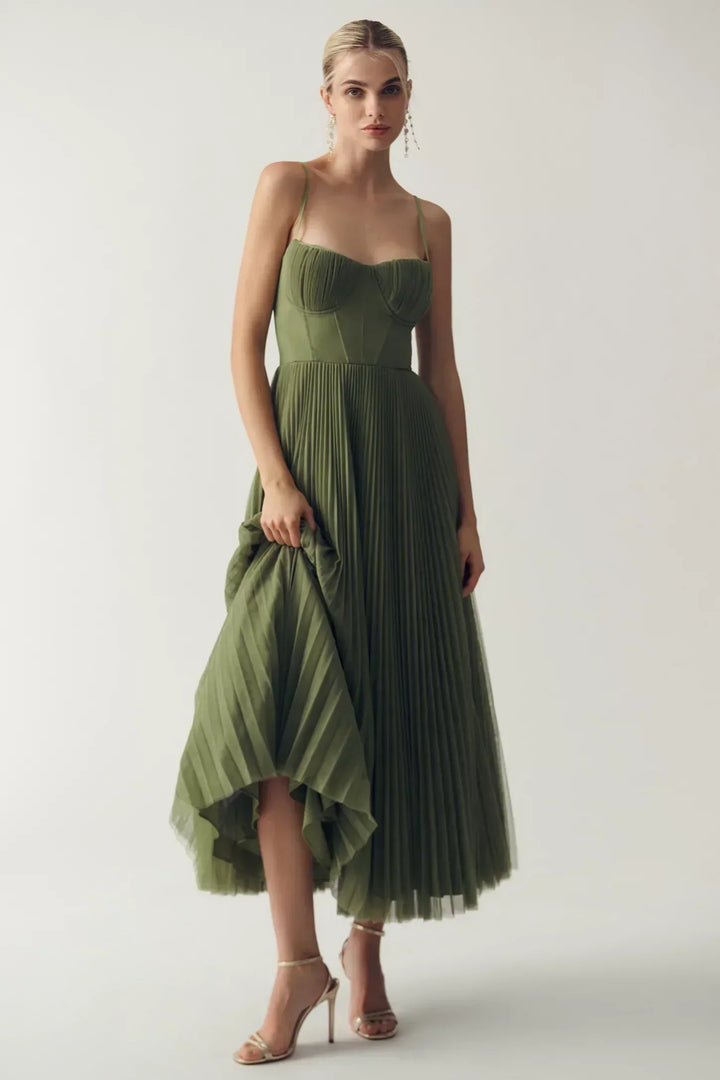 Olivia - Moderne Eleganz mit freiem Rücken