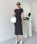 SABINA - Gestreiftes gekämmtes Kleid mit kurzen Ärmeln