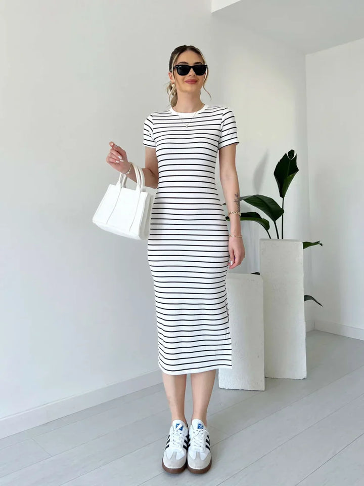 SABINA - Gestreiftes gekämmtes Kleid mit kurzen Ärmeln