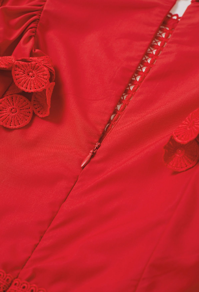 ÄRMELLOSES MIDIKLEID MIT HÄKELBESATZ IN ROT